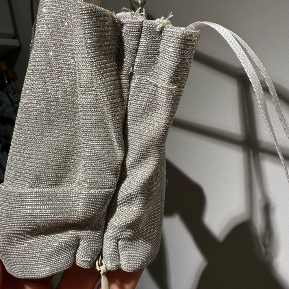 Le Lis Suit Set - Picture 7 of 15